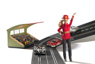 Carrera-Rennwagen und Barbiel als amerikanische Feuerwehrfrau