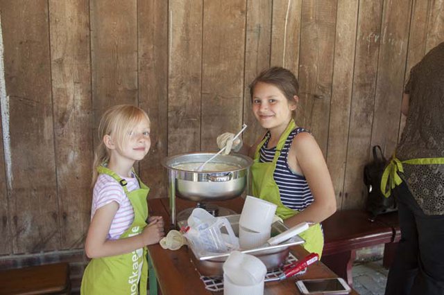 Kinder kochen beim Sommerspaß