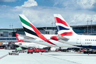 2019-06-18_emirates-boeing-b777-tail-british-airways-turkish-airlines-vorfeld1-sonne.jpg